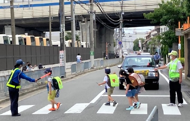 近隣小学校の通学路にガードマンを配置